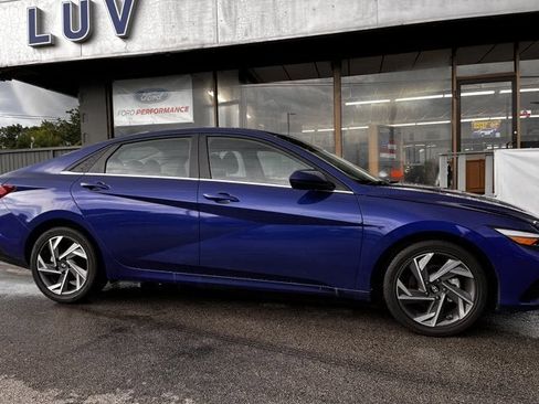Used 2025 Hyundai Elantra SEL image 2