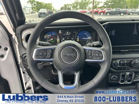 Used 2025 Jeep Wrangler Sahara AWD/4WD image 13