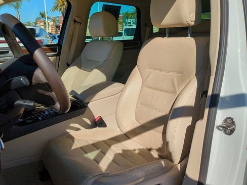 Used 2016 Volkswagen Touareg Sport image 11