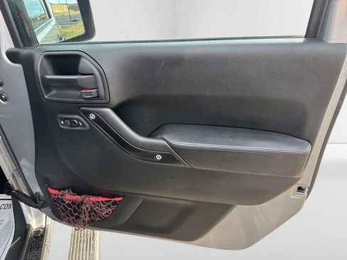 Used 2017 Jeep Wrangler Unlimited Rubicon image 13