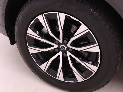 Certified 2024 Volvo XC60 B5 Plus image 9