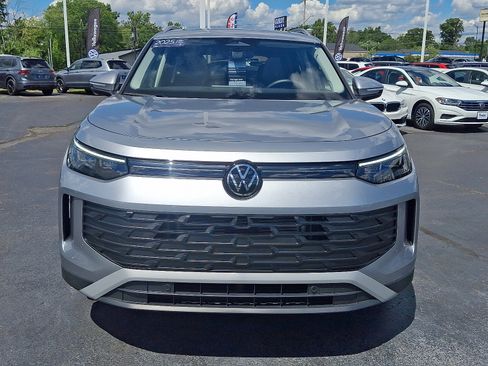 Certified 2025 Volkswagen Tiguan SE image 2