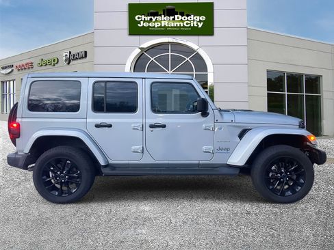 Used 2024 Jeep Wrangler Unlimited Sahara w/ Technology Group image 4