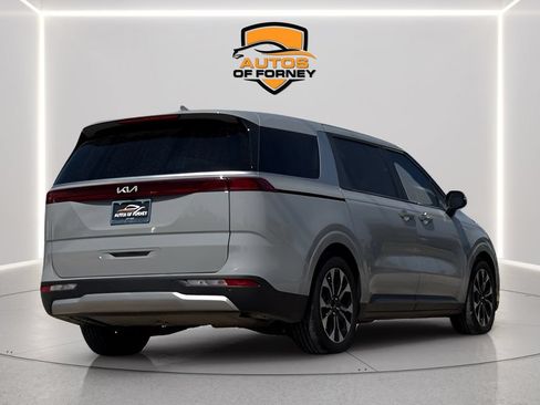 Used 2024 Kia Carnival EX FWD image 3