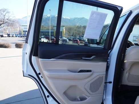 Used 2023 Jeep Grand Cherokee Limited image 20