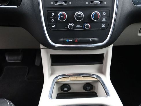 Used 2018 Dodge Grand Caravan SXT image 12