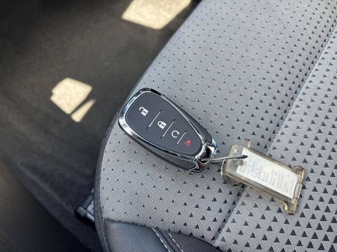 Used 2025 Chevrolet Trax LT FWD image 21