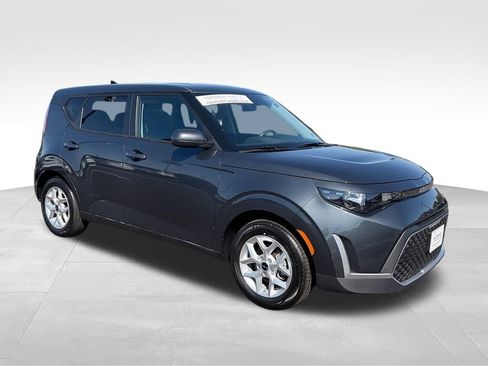 Used 2025 Kia Soul LX w/ LX Technology Package FWD image 2