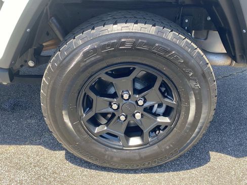 Used 2022 Jeep Gladiator Sport AWD/4WD image 15