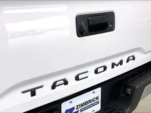 Used 2020 Toyota Tacoma SR5 AWD/4WD image 9
