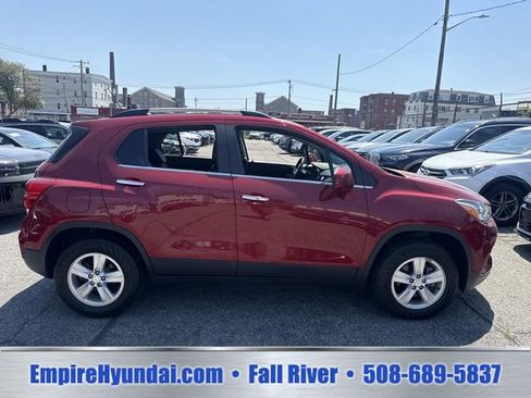 Used 2019 Chevrolet Trax LT w/ Sun & Sound Package AWD/4WD image 3