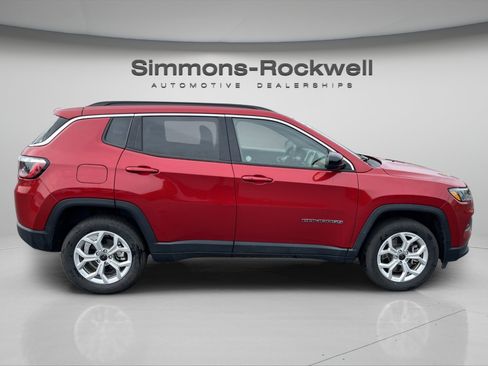 Used 2025 Jeep Compass Latitude AWD/4WD image 6