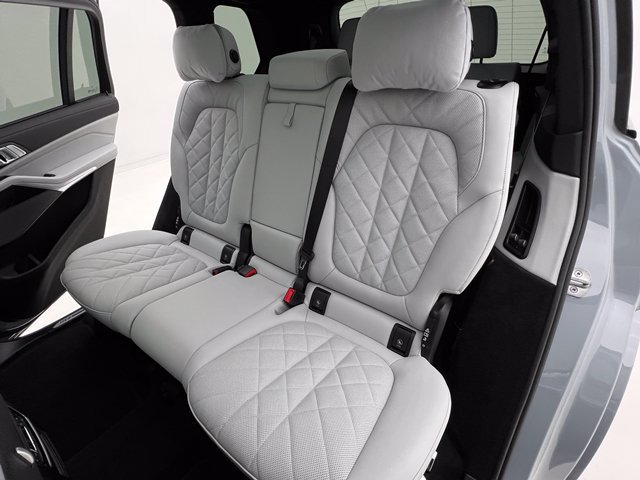 Certified 2027 BMW X7 xDrive40i w/ M Sport Package AWD/4WD image 15
