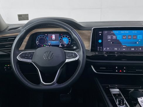 Used 2025 Volkswagen Atlas SE image 18