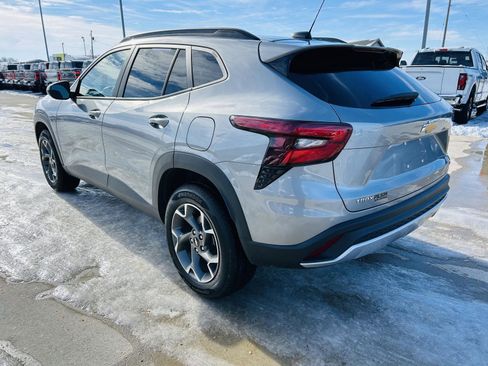 Used 2025 Chevrolet Trax LT image 32