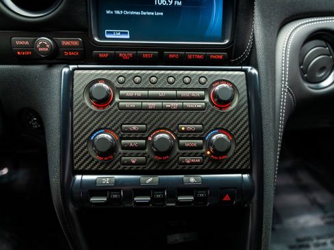 Used 2015 Nissan GT-R Premium image 45