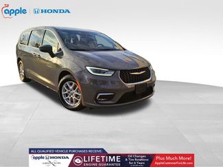 Used 2023 Chrysler Pacifica Touring-L video 3