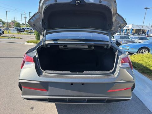 Used 2025 Hyundai Elantra Sport FWD image 11