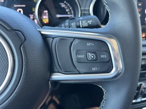 Used 2023 Jeep Wrangler Unlimited Sahara AWD/4WD image 19