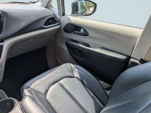 Used 2024 Chrysler Pacifica Limited FWD image 19