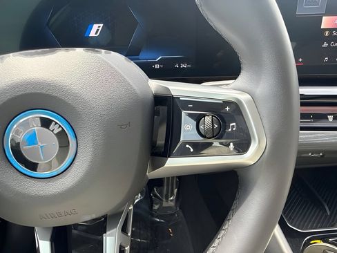 Used 2024 BMW i5 eDrive40i w/ M Sport Package RWD image 17