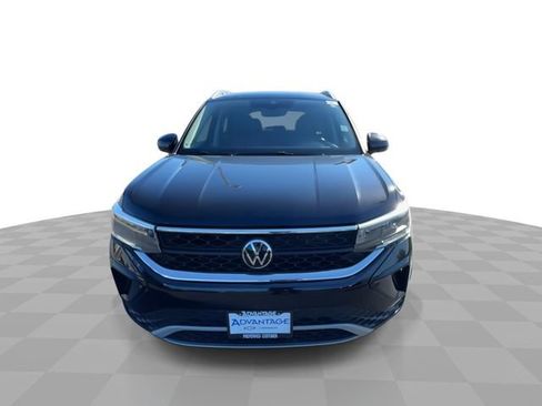 Used 2024 Volkswagen Taos SE FWD image 3