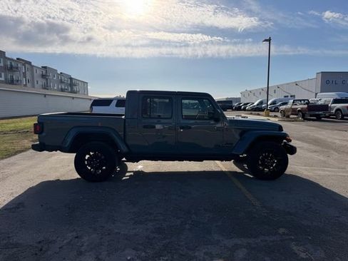 Used 2024 Jeep Gladiator Sport AWD/4WD image 4