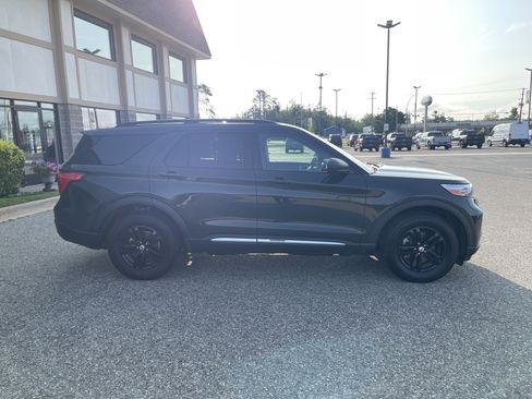 Used 2023 Ford Explorer XLT AWD/4WD image 2
