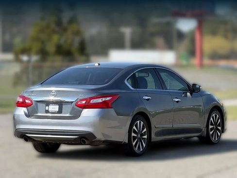 Used 2017 Nissan Altima 2.5 SL w/ Moonroof Package FWD image 9