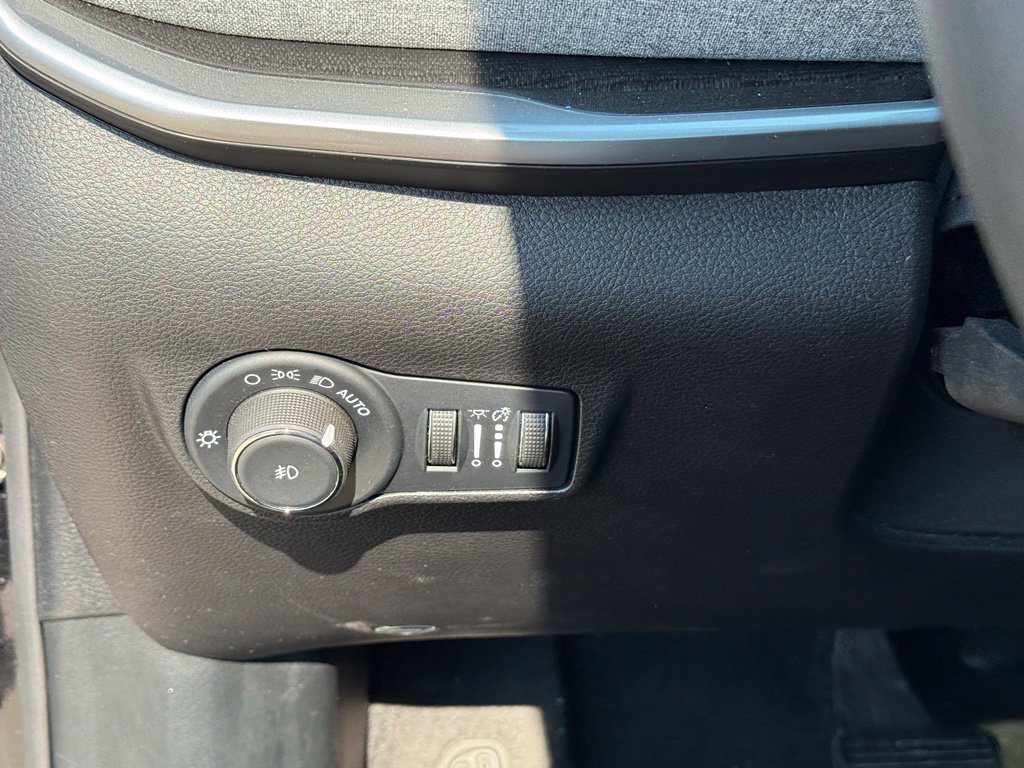 Used 2025 Jeep Compass Latitude w/ Sun & Sound Group AWD/4WD image 18