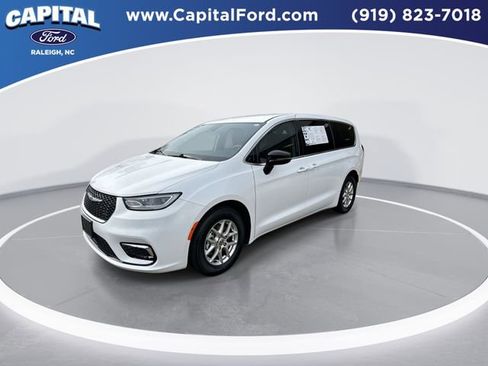 Used 2024 Chrysler Pacifica Touring-L image 4