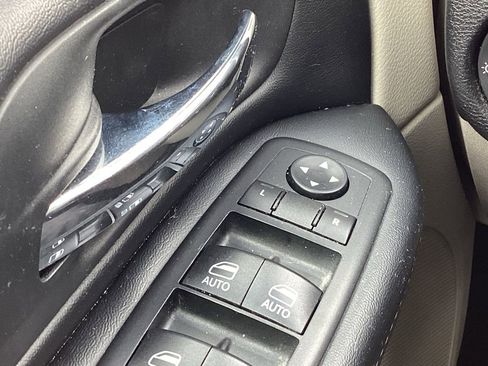 Used 2019 Dodge Grand Caravan SE w/ UConnect Hands-Free Group image 38