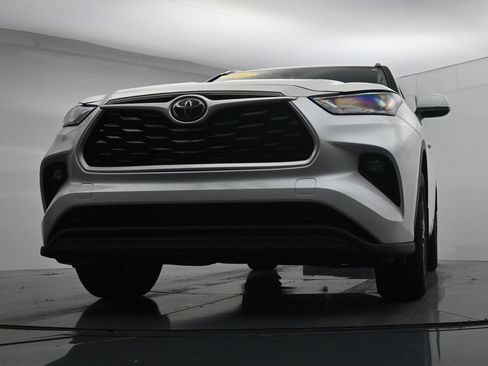 Used 2022 Toyota Highlander XLE AWD/4WD image 30
