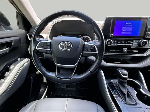 Used 2023 Toyota Highlander XLE FWD image 7