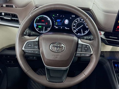 Used 2024 Toyota Sienna Platinum image 38