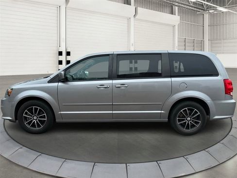 Used 2017 Dodge Grand Caravan SE FWD image 1
