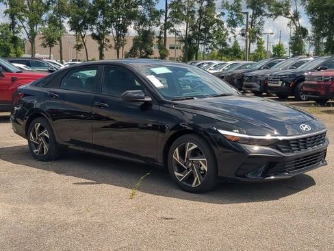 New 2025 Hyundai Elantra SEL image 3