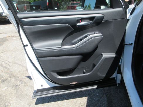Used 2023 Toyota Highlander XLE FWD image 10