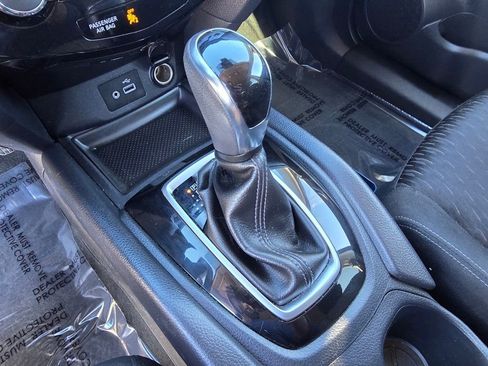 Used 2019 Nissan Rogue SV image 19