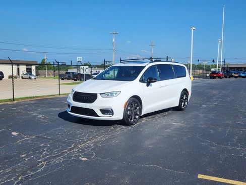 Used 2025 Chrysler Pacifica Limited FWD image 11