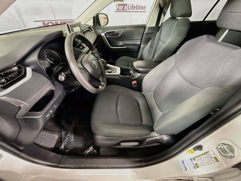 Certified 2022 Toyota RAV4 LE AWD/4WD image 24