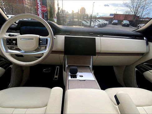 New 2025 Land Rover Range Rover SE image 5