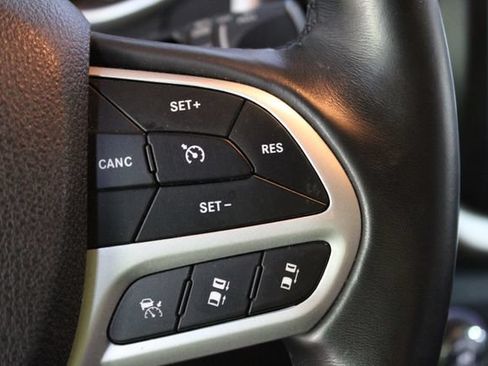 Used 2017 Jeep Cherokee Trailhawk AWD/4WD image 17