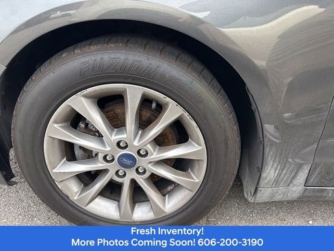 Used 2017 Ford Fusion SE w/ Fusion SE Technology Package image 8