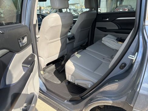 Used 2018 Toyota Highlander XLE AWD/4WD image 9