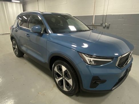 Used 2025 Volvo XC40 B5 Plus image 4