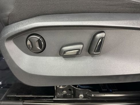 Used 2023 Volkswagen Tiguan SE image 4