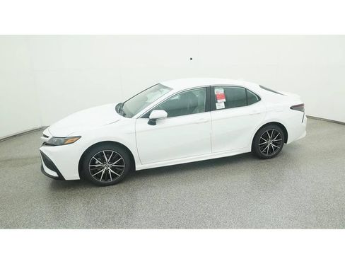 Used 2023 Toyota Camry SE FWD image 3