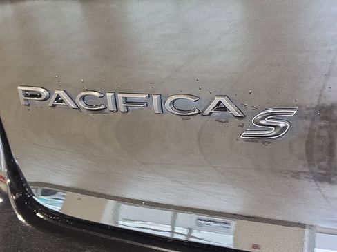Used 2025 Chrysler Pacifica Limited FWD image 9