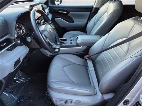 Used 2023 Toyota Highlander XLE FWD image 15